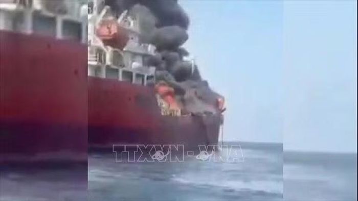 Ngày 17/10/2026, Hải quân Iran cho biết một siêu tàu chở dầu thô đã phát nổ sau khi va phải thủy lôi do tìm cách rời eo biển Hormuz qua tuyến đường có mức độ rủi ro cao và không được cấp phép. Ảnh: IRNA/TTXVN phát