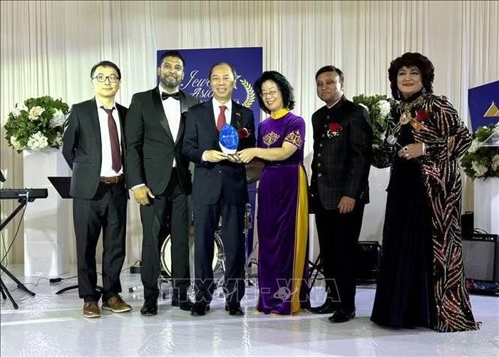 Đại sứ Việt Nam tại Mỹ Nguyễn Quốc Dũng (thứ 3 từ trái sang) được Phòng Thương mại người Mỹ gốc Á (AACC) trao Giải thưởng Xuất sắc trong hoạt động ngoại giao (Excellence in Diplomacy Award). Ảnh: Ngọc Quang/PV TTXVN tại Mỹ