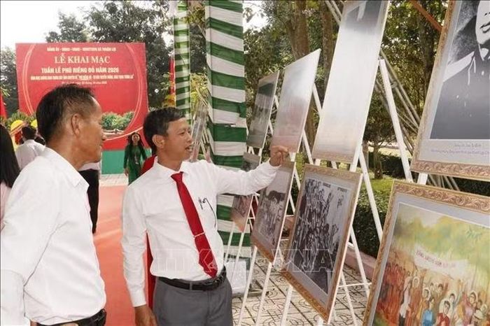 Đại biểu tham quan Không gian trưng bày ảnh chuyên đề.