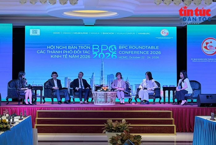 Các đại biểu trao đổi giải pháp hỗ trợ doanh nghiệp nhỏ và vừa tiếp cận công nghệ, nguồn lực và thị trường quốc tế.