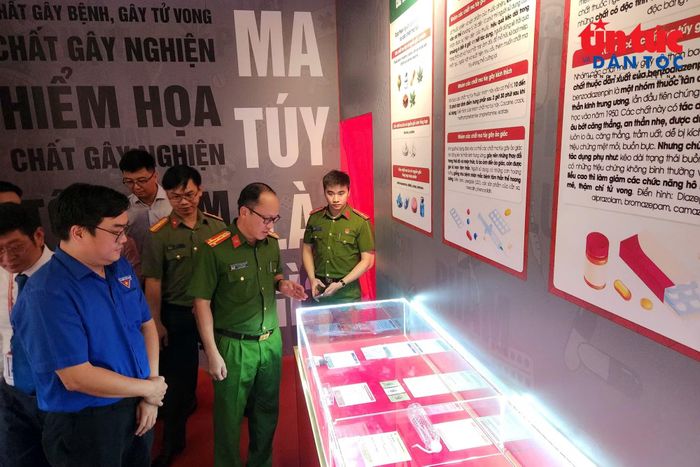 Các đại biểu tham quan không gian học tập cộng đồng về phòng, chống ma túy.