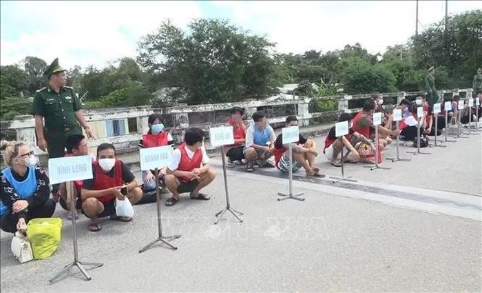 Công dân Việt Nam do lực lượng chức năng Campuchia trao trả tại Cửa khẩu quốc tế Dinh Bà (xã Tân Hộ Cơ, tỉnh Đồng Tháp). Ảnh: TTXVN phát