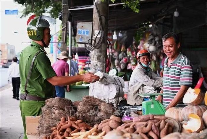 Cán bộ chức năng tuyên truyền, nhắc nhở hộ kinh doanh chấp hành quy định về sử dụng vỉa hè, lòng đường.