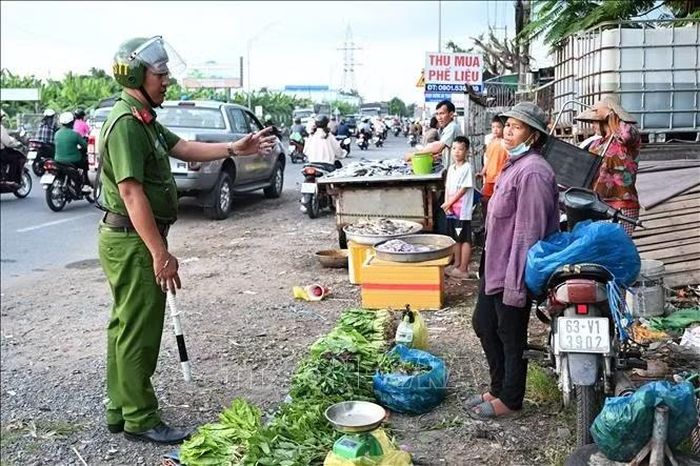 Cán bộ chức năng tuyên truyền, nhắc nhở hộ kinh doanh chấp hành quy định về sử dụng vỉa hè, lòng đường.