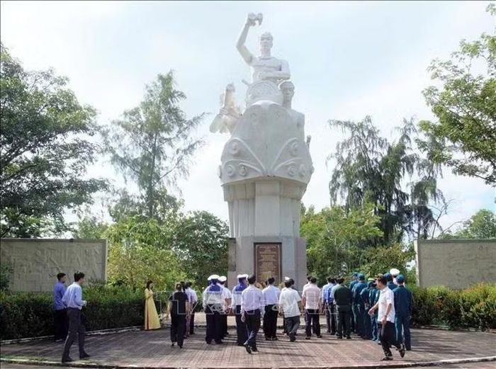 Lãnh đạo xã Phan Ngọc Hiển và cán bộ chiến sĩ lữ đoàn 175 - Vùng 5 Hải quân dâng hương tại Khu di tích Vàm Lũng, điểm cuối tuyến đường Hồ Chí Minh trên biển. Ảnh: TTXVN phát
