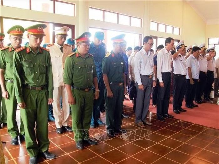 Lãnh đạo xã Phan Ngọc Hiển và cán bộ chiến sĩ lữ đoàn 175 - Vùng 5 Hải quân dâng hương tại Khu di tích Vàm Lũng, điểm cuối tuyến đường Hồ Chí Minh trên biển. Ảnh: TTXVN phát