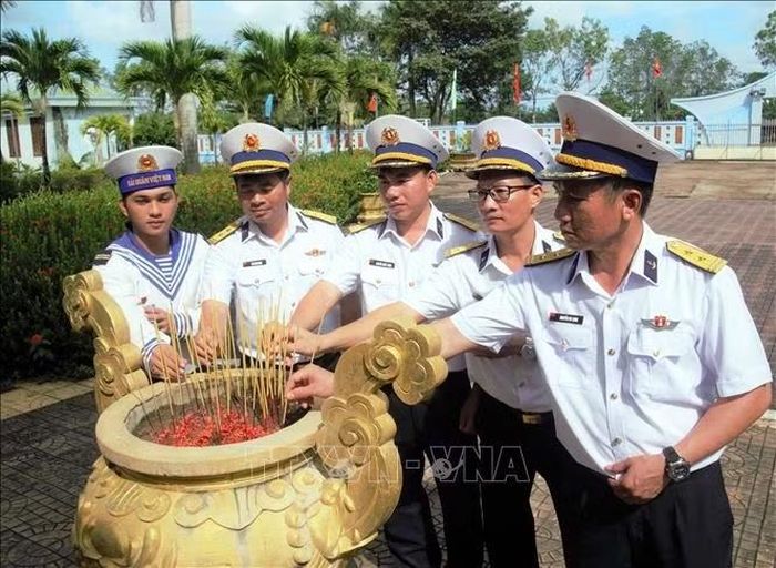 Cán bộ chiến sĩ lữ đoàn 175 - Vùng 5 Hải quân dâng hương tại Khu di tích Vàm Lũng, điểm cuối tuyến đường Hồ Chí Minh trên biển. Ảnh: TTXVN phát