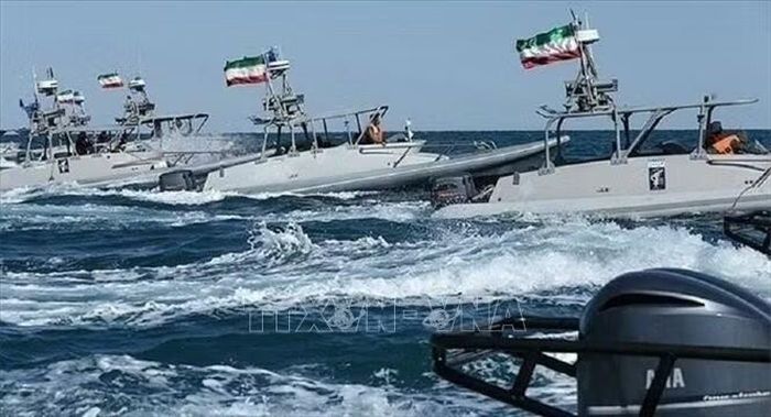 Lực lượng Vệ binh Cách mạng Hồi giáo Iran tập trận bắn tên lửa và tấn công bằng thiết bị bay không người lái. Ảnh: IRNA/TTXVN