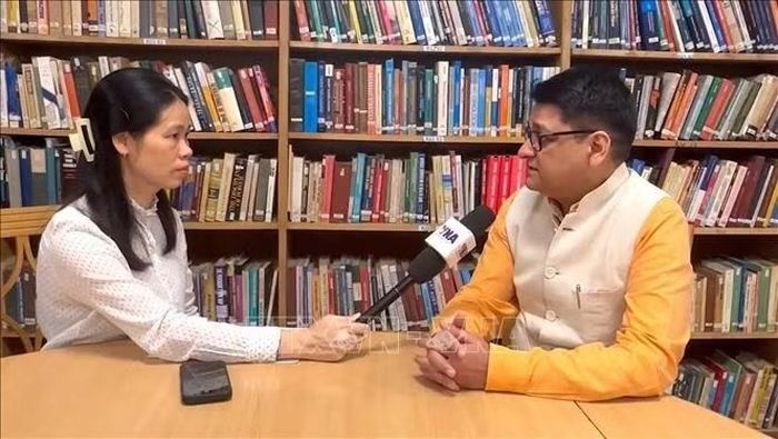 Giáo sư Harsh V. Pant, Phó Chủ tịch Quỹ Nghiên cứu Nhà quan sát (ORF) trả lời phỏng vấn của phóng viên TTXVN. Ảnh: Quang Trung /Pv TTXVN tại Ấn Độ