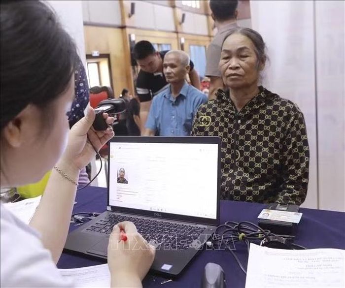 Thân nhân liệt sĩ được hướng dẫn thực hiện các bước xác thực thông tin trước khi lấy mẫu ADN, ngày 22/10. Ảnh: Hoàng Hùng/TTXVN