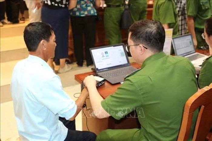 Thu nhận mẫu ADN của các thân nhân liệt sĩ.