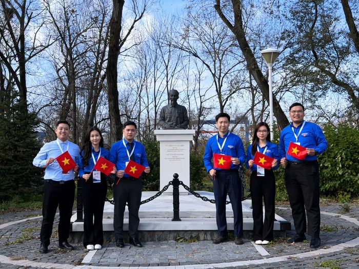 Các đại biểu đến thăm Tượng đài Chủ tịch Hồ Chí Minh tại TP Vladivostok.