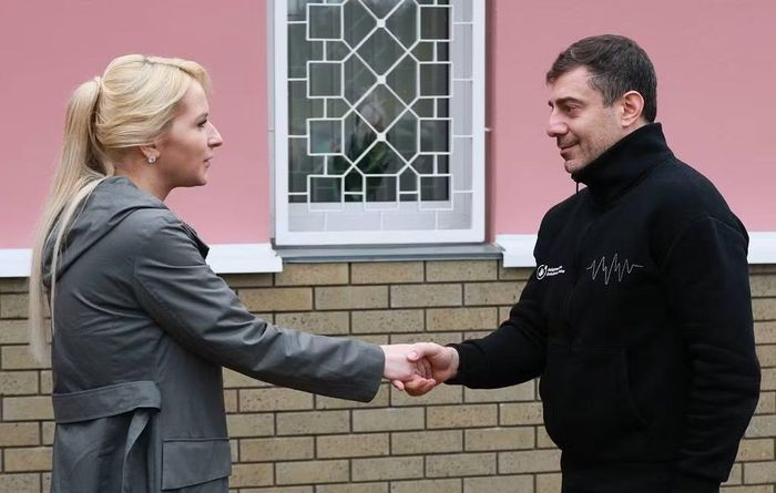 Ủy viên Nhân quyền Nga Yana Lantratova và Ủy viên Nhân quyền Ukraine Dmitry Lubinets. Ảnh: TASS