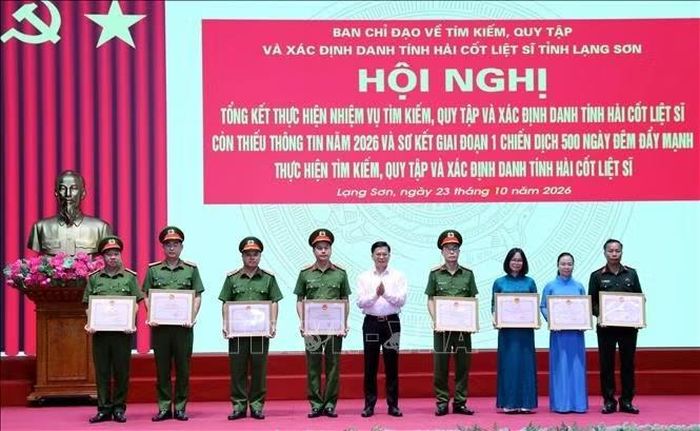 Phó Chủ tịch Thường trực UBND tỉnh, Trưởng Ban Chỉ đạo 515 tỉnh Lạng Sơn Đinh Hữu Học trao Bằng khen của Chủ tịch UBND tỉnh cho các tập thể có thành tích xuất sắc trong công tác tìm kiếm, quy tập và xác định danh tính hài cốt liệt sĩ.