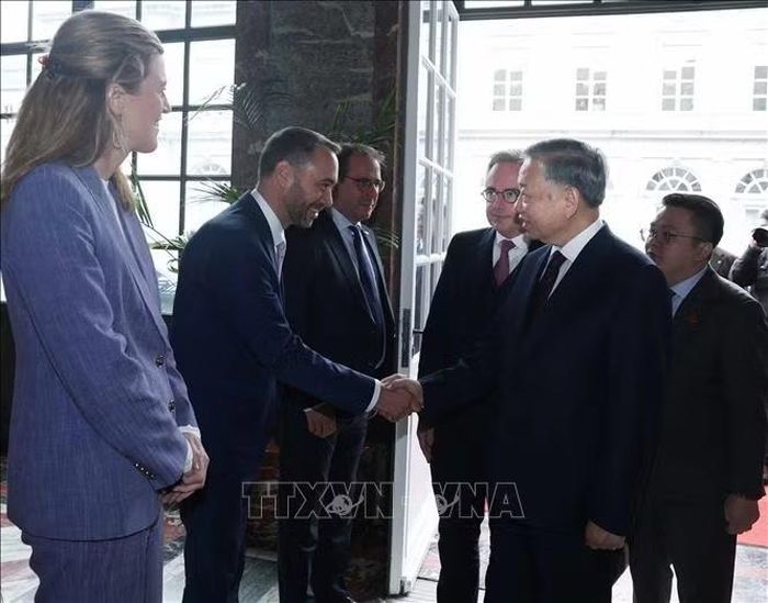 Thủ tướng Bart De Wever giới thiệu thành viên đoàn Bỉ với Tổng Bí thư, Chủ tịch nước Tô Lâm. Ảnh: Thống Nhất/TTXVN