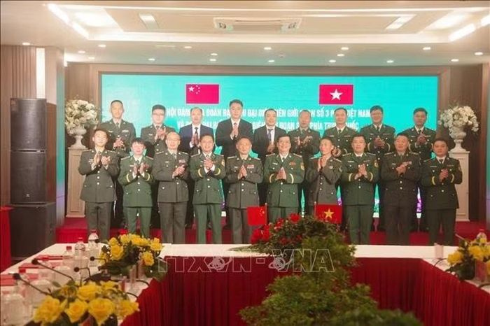 Đoàn đại biểu Biên giới đoạn số 3 phía Việt Nam và phía Trung Quốc chụp ảnh lưu niệm sau hội đàm. Ảnh: TTXVN phát