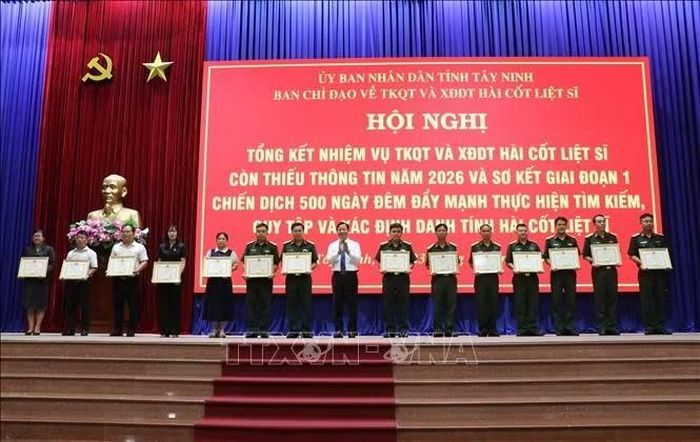 Lãnh đạo tỉnh Tây Ninh trao bằng khen của Chủ tịch UBND tỉnh cho các tập thể có thành tích xuất sắc trong công tác tìm kiếm, quy tập và xác định danh tính hài cốt liệt sĩ.