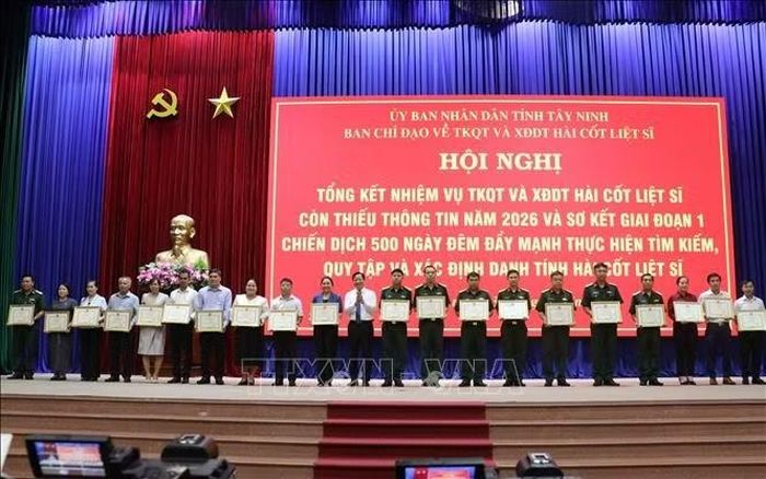Các cá nhân có thành tích xuất sắc trong công tác tìm kiếm, quy tập và xác định danh tính hài cốt liệt sĩ nhận bằng khen của Chủ tịch UBND tỉnh Tây Ninh.