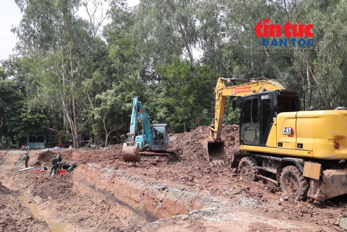 Các thiết bị máy móc tham gia mở rộng khu vực tìm kiếm.