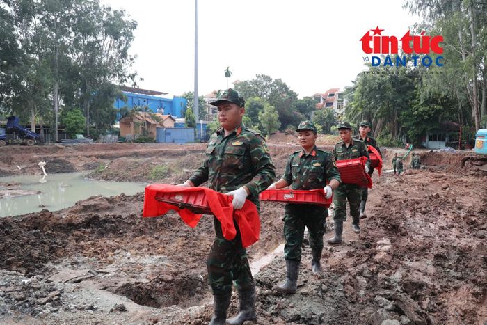 Các hài cốt liệt sĩ sau khi tìm thấy được đưa về khu vực lấy mẫu và lưu mẫu.