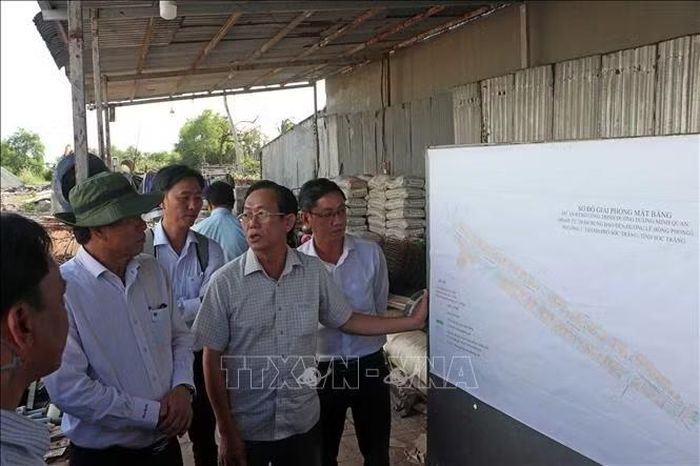 Lãnh đạo thành phố kiểm tra sơ đồ giải phóng mặt bằng thuộc dự án đầu tư xây dựng công trình Đường Dương Minh Quan.