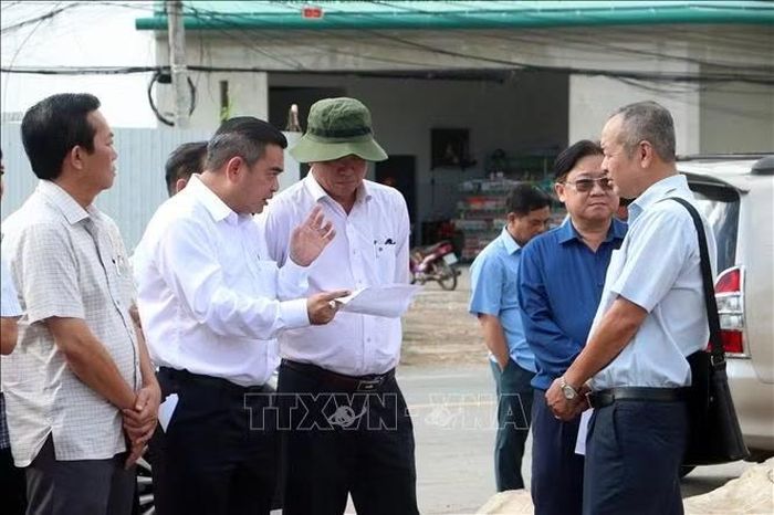 Đoàn công tác trao đổi và kiểm tra thực tế tình hình thi công tại hiện trường Dự án đường Vành Đai II thuộc phường Sóc Trăng.