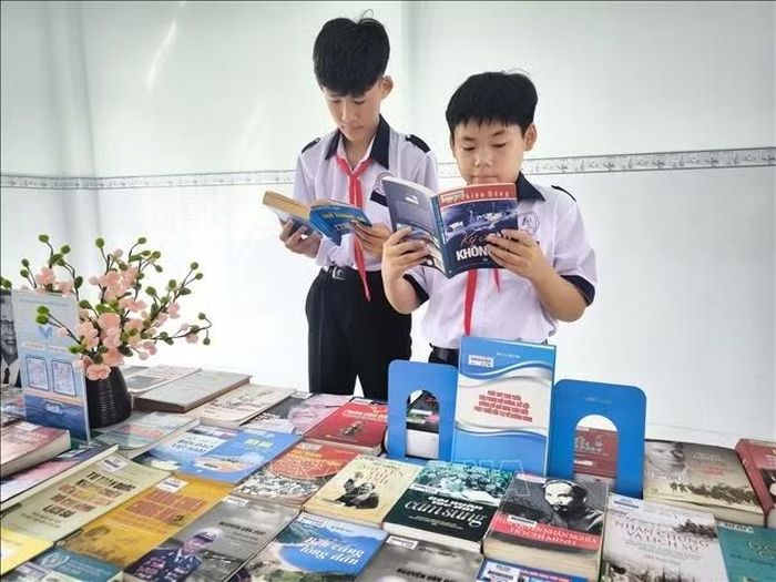 Học sinh tìm hiểu lịch sử tàu không số.