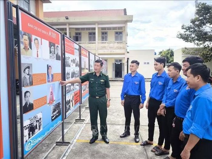 Thanh niên Vĩnh Long tìm hiểu lịch sử tàu không số.