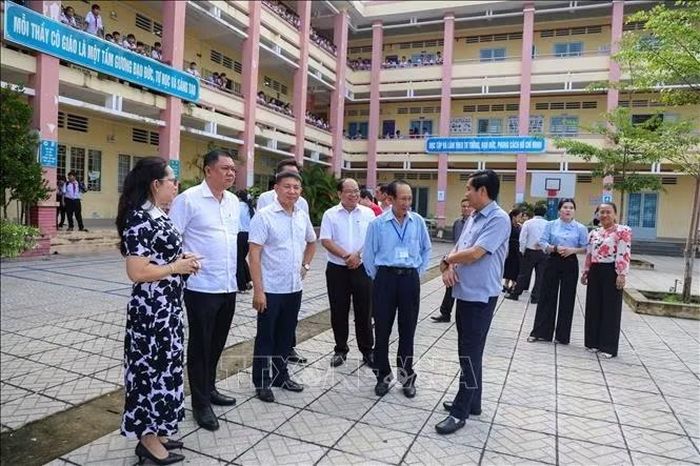 Đoàn khảo sát HĐND tỉnh Tây Ninh khảo sát thực tế cơ sở vật chất tại Trường Trung học cơ sở Lộc Ninh.