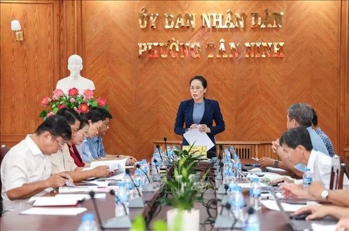 Trưởng Ban Văn hóa - Xã hội HĐND tỉnh Tây Ninh Nguyễn Thị Hồng Phúc ghi nhận những khó khăn, vướng mắc của các trường học trên địa bàn phường Tân Ninh trong quá trình hoạt động sau sắp xếp.