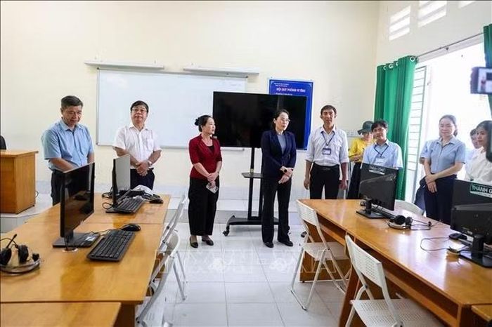 Đoàn khảo sát của HĐND tỉnh Tây Ninh khảo sát thực tế tại các phòng chức năng của Trường Trung học cơ sở Trần Hưng Đạo, phường Tân Ninh.