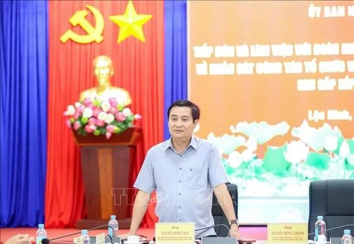 Ông Nguyễn Hồng Sơn, Phó Chủ tịch HĐND tỉnh Tây Ninh ghi nhận các ý kiến, kiến nghị của các đơn vị, địa phương tại buổi khảo sát trên địa bàn xã Lộc Ninh.