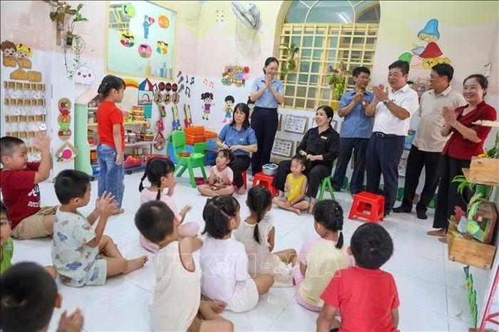 Đoàn khảo sát HĐND tỉnh Tây Ninh khảo sát thực tế công tác dạy và học tại Trường Mầm non Thái Chánh, phường Tân Ninh.