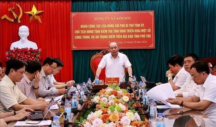 Đồng chí Bùi Đức Hinh, Phó Bí thư Tỉnh ủy, Chủ tịch HĐND tỉnh Phú Thọ làm việc với lãnh đạo xã Kim Bôi.