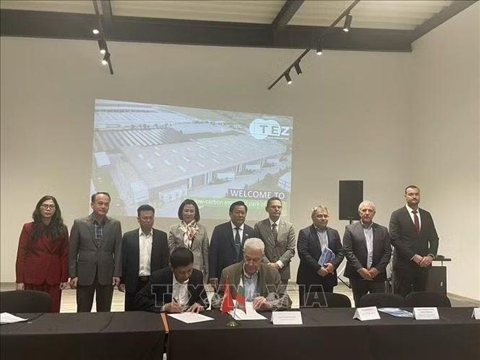 Ký ý định thư hợp tác giữa hai bên tại Diễn đàn Doanh nghiệp Bulgaria – Việt Nam. Ảnh TTXVN phát