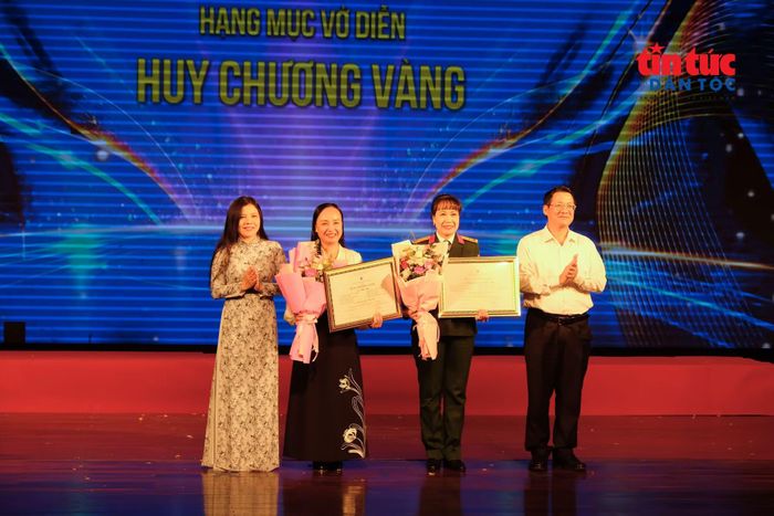 Với sự lao động nghệ thuật miệt mài nghiêm túc, các đơn vị tham gia đã mang đến cho khán giá những tác phẩm lôi cuốn, đặc sắc.