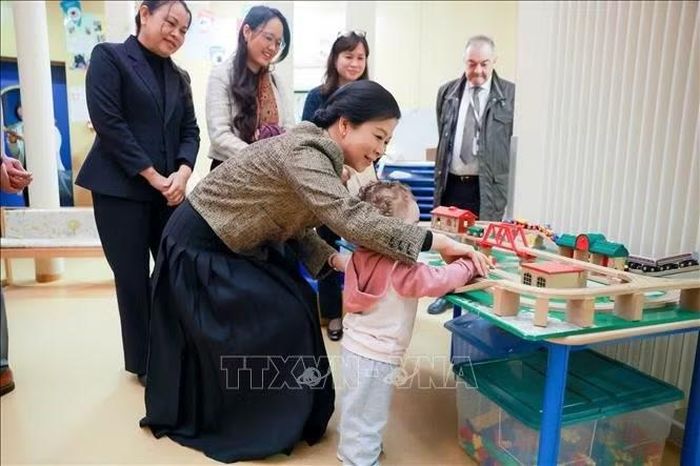 Bà Ngô Phương Ly, Phu nhân Tổng Bí thư, Chủ tịch nước thăm hỏi và động viên bệnh nhi đang điều trị tại Bệnh viện Nhi Đại học Hoàng hậu Fabiola (HUDERF). Ảnh: TTXVN phát