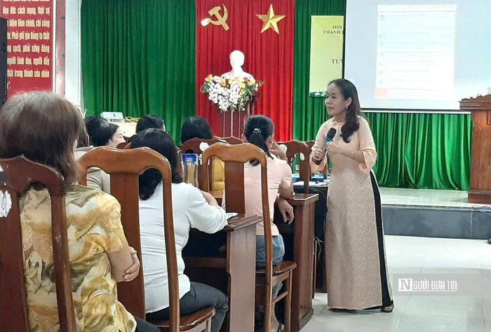 Tiến sĩ Phan Thị Nhật Tài hướng dẫn người dân nhận diện thủ đoạn lừa đảo giả danh công an, viện kiểm sát và tòa án qua điện thoại.
