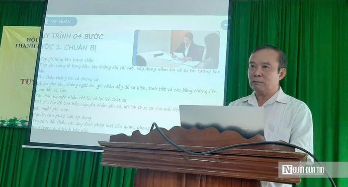 Ông Nguyễn Bá Sơn, Chủ tịch Hội Luật gia thành phố Đà Nẵng, chia sẻ kỹ năng hòa giải mâu thuẫn, tranh chấp trong cộng đồng dân cư.