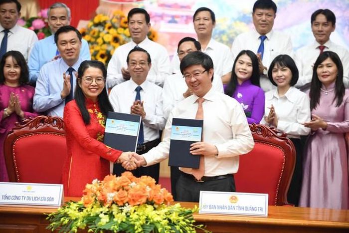 Lễ ký kết giữa lãnh đạo UBND tỉnh Quảng Trị và Saigontourist.