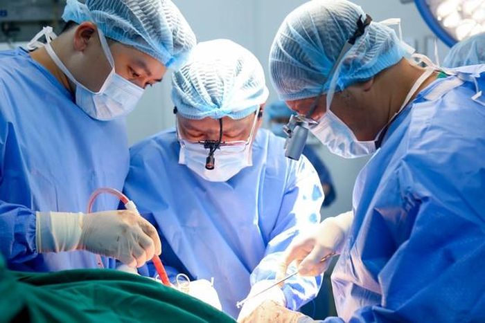 Các bác sĩ thực hiện ghép tạng tại Bệnh viện Hữu nghị Việt Đức (Ảnh: BVCC).