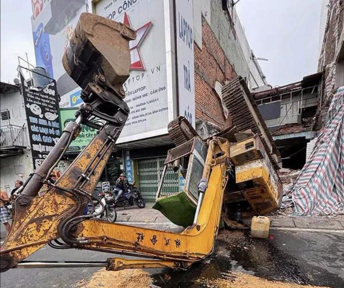 Hiện trường xe múc lật đổ ra đường.
