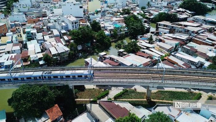 Các tuyến đường sắt đi qua khu dân cư, khu đô thị để phục vụ nhu cầu của người dân.