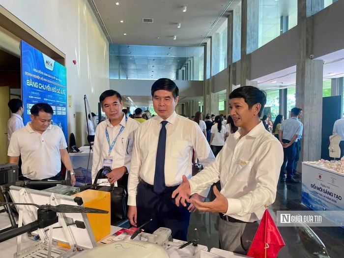 Lãnh đạo tỉnh Gia Lai tham quan các gian hàng tại ngày hội. Ảnh: Ban tổ chức