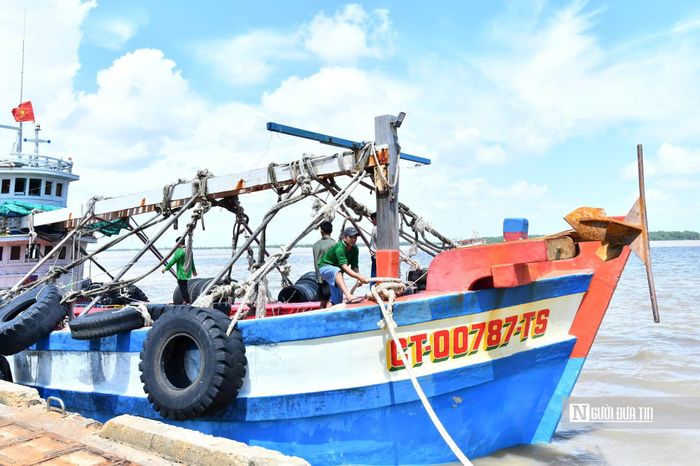 Tàu cá CT 00787 TS cập cảng Trần Đề đưa các ngư dân vào bờ an toàn.