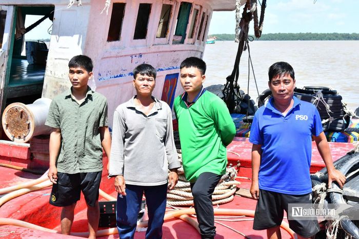 4 ngư dân trên tàu cá CT 00787 TS cập cảng Trần Đề.