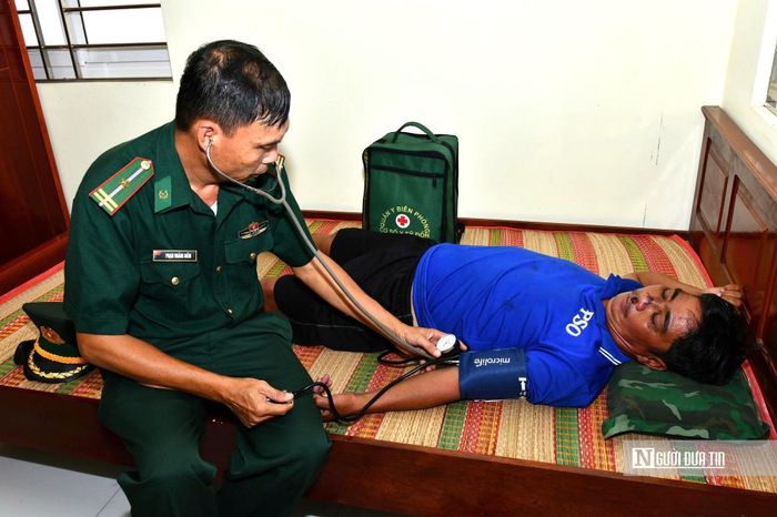 Ban chỉ huy Bộ đội Biên phòng Tp.Cần Thơ thăm khám sức khỏe cho ngư dân.