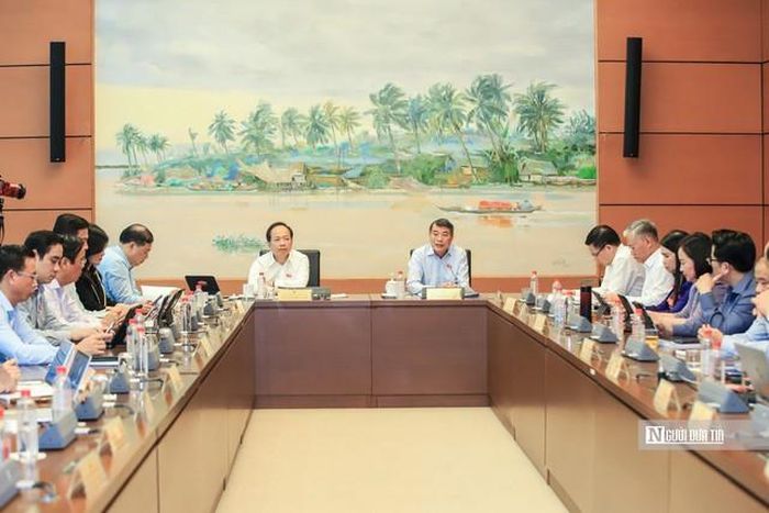 Quang cảnh phiên họp tại tổ 3 chiều 23/10 (Ảnh: Hữu Thắng).