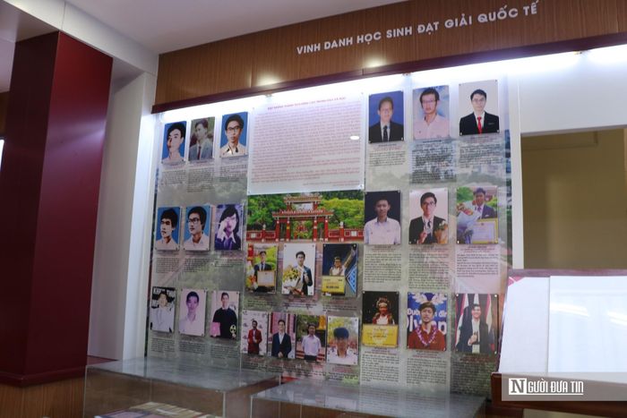 Phát huy nền tảng được vun đắp qua nhiều thế hệ, thầy và trò nhà trường không ngừng đổi mới phương pháp dạy và học, đạt nhiều thành tích trong các kỳ thi học sinh giỏi quốc gia, Olympic quốc tế và các sân chơi trí tuệ. Hình ảnh những học sinh có thành tích ấn tượng được lưu giữ trong nhà truyền thống của nhà trường.
