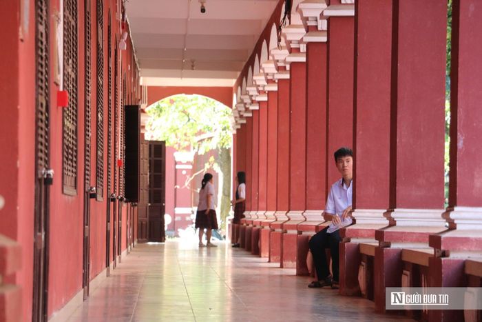 Năm 1990, Quốc học Huế được công nhận là Di tích lịch sử - văn hóa cấp Quốc gia. Đến năm 2020, trường tiếp tục được xếp hạng Di tích Quốc gia đặc biệt, trở thành trường học duy nhất tại Việt Nam đạt được danh hiệu này. Đây không chỉ là sự ghi nhận về tuổi đời và kiến trúc, mà còn là minh chứng cho vai trò của nhà trường trong dòng chảy lịch sử dân tộc.